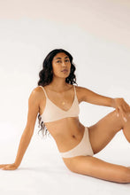 Load image into Gallery viewer, Seamless Low-Midrise Thong Underwear - Beige - Huha