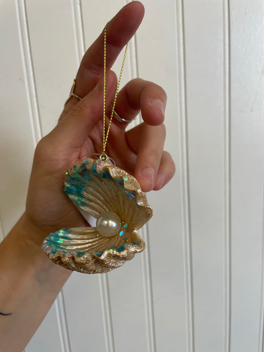 Assorted Painted Resin Clam Shell with Pearl Ornament