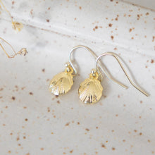 Load image into Gallery viewer, Happy Clam Earrings