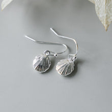 Load image into Gallery viewer, Happy Clam Earrings