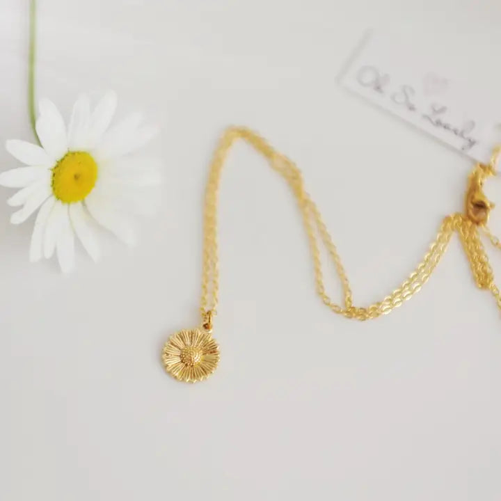 Cecilia Daisy Necklace - Oh So Lovely