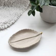 Load image into Gallery viewer, Peperomia Leaf Concrete Jewelry Tray