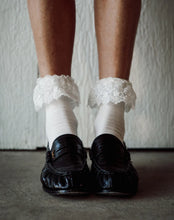 Load image into Gallery viewer, Ruffle Bow Socks - Brunette The Label