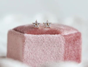 Lucy Flower Stud Earrings - Oh So Lovely