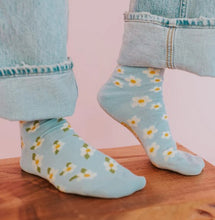 Load image into Gallery viewer, Women&#39;s Daisy Socks - Friday Sock Co.